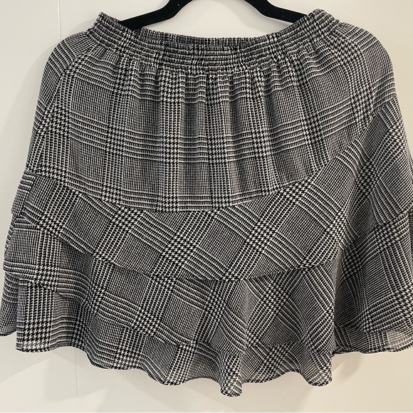 Micheal Kors Mini Skirt - Picture 2 of 3